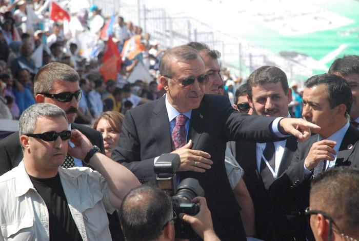"Siz bu ülkenin en büyük zenginliğisiniz, sizler umutsunuz. Size daha büyük bir Türkiye bırakmak için var gücümüzle çalışıyoruz. Bizim yaşadığımız acıları çekmemeniz için Türkiye'yi baştan başa inşa ediyoruz. Bu kutlu yolda gönül huzuruyla size teslim etmenin bahtiyarlığını yaşıyoruz. Bu ülkenin gençlerini yürekten kutluyorum" dedi.