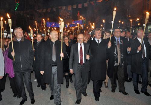 471. Uluslararası Mesir Festivali kapsamında, kortej yürüyüşü ve mesir macununun saçım töreni yapıldı. Mesir macunu saçımı sırasında izdiham yaşanırken, Osmanlı padişahlarını canlandıran oyuncular,geçmiş hakkında kısa bilgiler verdi.