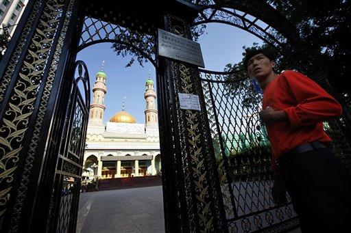 Doğu Türkistan'ı işgal ederek adını Sincan Uygur Özerk Bölgesi ilan eden Çin bu hafta olaylar nedeniyle Cuma namazı kılınmasını yasakladı ama halk yasağı tanımadı. Namaz sonrası olaylar çıktı.