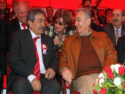 Yaklaşık altı ay önce CHP Genel Başkanı Deniz Baykal'ın temelini attığı ve tüm masraflarını ödemeyi taahhüt ettiği Türkiye'nin en büyük cemevi inşaatı yarım kalınca AK Parti devreye girdi.