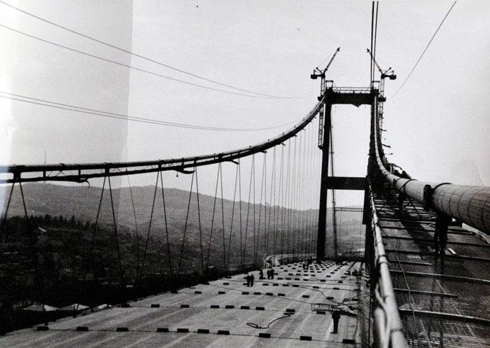 <br><br> KÖPRÜ 21 MİLYON DOLARA MAL OLDU<br><br>
Bu arada, Bayındırlık Bakanlığı Karayolları Genel Müdürlüğü tarafından İstanbul Boğaziçi Köprüsü ve Çevre Yol Projesi'ni anlatan bir kitapçık bastırılmış. Köprünün hizmete açıldığı dönemde hazırlanan kitapçıkta maliyet rakamları da yer aldı. Asma köprü 21 milyon 774 bin 283 dolara mal olmuş. <br><br> Bu maliyet, o tarihteki 1 doların karşılığı 9 Türk Lirası'yla hesaplanarak, 300 milyon 818 bin 16 Türk Lirası harcandığına dikkat çekilmişti.