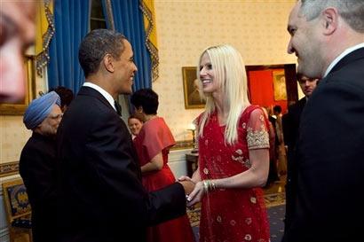 11 Eylül'den peri güvenlik paranoyasının had safhada yaşandığı ABD'de herkes, Başkan Obama'nın Beyaz Saray'da verdiği bir yemeğe, hiçbir engele takılmadan davetsiz katılan Tarık ve Michaele Salahi çiftini konuşuyor.