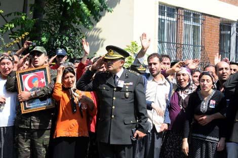Bingöl'ün Yedisu ilçesinde şehit olan askerlerimizden Jandarma Komando Er Serkan Özbakır'ın cenazesi de İstanbul'da toprağa verildi.
