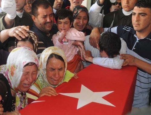 DIYARBAKIR'IN LICE ILCESINE BAGLI ABALI KOYU YAKINLARINDA PKK'LI TERORISTLERIN YOLA DOSEDIGI MAYININ PATLAMASI NEDENIYLE SEHIT OLAN 9 ASKERDEN PIYADE ER ZEYNEL DIREKCI MEMLEKETI GAZIANTEP'TE TOPRAGA VERILDI. SEHIDIN YAKINLARI TABUTUN BASINDA GOZ YASI DOKT