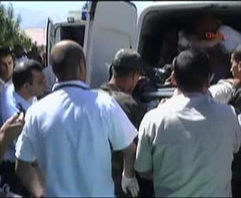 Erzincan'ın Kemah İlçesi'nde, PKK'lı teröristlerce yola döşenen mayının patlaması sonucunda ilk belirlemelere göre 9 askerimiz şehit oldu