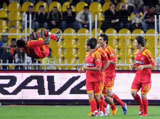 TURKCELL SUPER LIG'DE FENERBAHCE, KAYSERISPOR ILE SUKRU SARACOGLU STADYUMU'NDA KARSILASMISTI. KAYSERISPORLU FUTBOLCU AGHAHOWA, ATTIGI GOL SONRASI HAVADA TAKLA ATARAK SEVINC YASAMISTI. (AZIZ UZUN)
