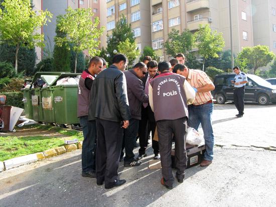 İstanbul'un Başakşehir ilçesinde 2. Etap içerisindeki site içerisindeki çöp bidonlarının yanı başında suikast silahı Uzi bulundu. Silahı çöp diye konteynıra atmak isteyen görevli buldu.