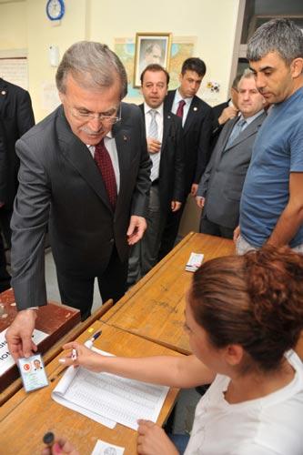 TBMM Başkanı Mehmet Ali Şahin Antalya'nın Muratpaşa ilçesi Atatürk İlköğretim Okulu'nda 1322 No'lu sandıkta oyunu kullandıktan sonra, gazetecilerin referandumla ilgili soruları üzerine, ''Şu anda değerlendirme yapmak yasaklara girer. Yasaklar kalktıktan sonra referandumla ilgili değerlendirme yaparız. Bugün siyaset konuşmayalım, spor konuşalım'' karşılığını verdi.