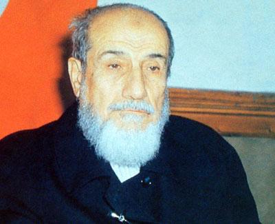 Değerli mütefekkir, şair ve gönül adamı Ali Ulvi Kurucu Hocaefendi:
1946da Medinede bir gün Arif Hikmet Kütüphanesine Eğinli Hacı Hafız Efendiyi ziyarete gittiğimde kütüphaneye Sirac-ün Nur isminde, Osmanlıca taş baskısı bir kitap gelmişti. Kütüphane listesine kaydettikten sonra, kitabı kuşbakışı denecek kadar kısa bir tetkikim oldu. Kitabın müstesna fikirlerle dolu, imana ve İslami anlayışa yepyeni bir canlılık katan bir eser olduğunu anladım.
Bu eserleri yazan insan mutlaka ilahi teyide mazhar oluyordu ki, yazdıkları, yanan bir gönülden çıktığı için okuyan insanların da gönlünü yakıyordu.
Önsöz ulaşınca Üstadın davranışını şöyle anlatmışlardı: Kendi yazılarını bile bir defa okutur, dinler, bazı kelimelerini değiştirirdi. Yazdığınız önsözü üç defa okuttu, hiçbir kelimesine dokunmadan şöyle dedi; Bu bir iltifat-ı Muhammediyedir, aynen basılsın.
Artık o günden beri Üstad benim için yılmayan bir iman, sönmeyen bir ışık, kararmayan bir tarih ve kısılmayan bir ses idi.
Bir de Risale-i Nurların hayretimi mucip olan, ruhumu yakan, beni kendisine âşık eden bir tarafı vardı ki, Üstad bu eserleri hapiste irka suretiyle yani dikte ettirerek yazdırıyordu. Ben ise kütüphanelerde bulunuyorum. Önümde binler kitap var, eser yazamıyorum. O, hapiste bunları yazıyor.
Bilindiği gibi Üstad, uzun ve bereketli ömrünün bütün mesasini imanı kurtarmak gayesine teksif etmiştir. Risale-i Nur Külliyatının her satırında, dünya ve ahiret saadetinin imanda ve her türlü felaketin de inkârda olduğunu haykırmaları, basiret erbabı ariflerin, Allah tarafından dinin ihyasına memur edilen mücahidlerin, kalp gözleriyle sır perdelerinin arkasını görme halleridir.
Risalelerin yazıldığı günlerde, anarşinin mevcut olmadığı zamanlarda korkarım bu asil milletin evladları bir gün gelir anarşi çukuruna yuvarlanırlardiyerek daha sonraki yıllarda hızla gelişen anarşinin ruhlarda bırakacağı tahribatı ta o günlerde işaret buyurmuşlardı.
