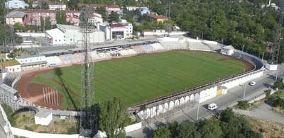 <b>DR. NECMETTİN ŞEYHOĞLU STADI</b> Turkcell Süper Lig'in bir diğer yeni temsilcisi Kardemir Karabükspor, 2010-2011 futbol sezonunda maçlarını Dr. Necmettin Şeyhoğlu Stadı'nda oynayacak. <br><br> Süper Lig için uygun olmayan mevcut statta, yeni sezon için onarım çalışmaları başlatıldı. Statta maraton ve protokol tribünü, basın odaları, basın tribünü ve yayıncı kuruluşlar için gerekli alanlar oluşturulacak. Ayrıca stadın şu anda 6 bin 500 kişi olan kapasitesinin, çalışmaların tamamlanmasının ardından 14 bine yükseltilmesi planlanıyor.
