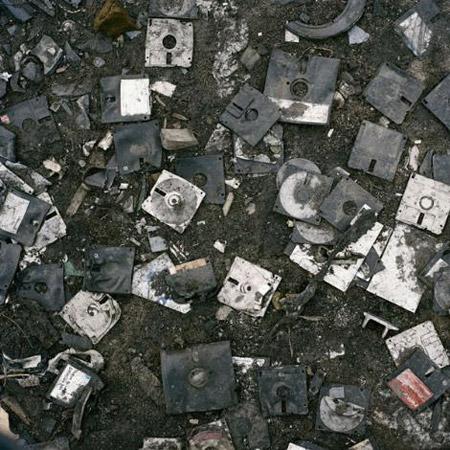 Kıyamete benzeyen sahnenin arakasında, dünyadaki en iyi niyetli girişimlerden birinin ters tepmesi yatıyor. Gelişmekte olan ülkelerin bilgisayar çağına adapte olmasını isteyen Batı ülkeleri, onlarca yıl Batı Afrika ülkelerine bilgisayar bağışında bulundu. Ancak bu çabalar amacına ulaşmak bir yana dursun, geçim sıkıntısı çeken çok sayıda insan için tehlikeli bir sanayi oluşturdu: Elektronik atıkların metal elde etmek için eritilmesi.