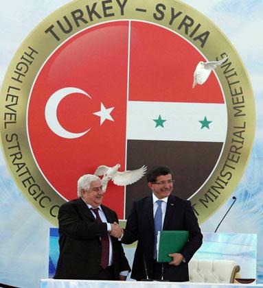 T&uuml;rkiye ile Suriye sınırını temsil eden bariyerler kaldırıldı. İki &uuml;lker arasında vize muafiyeti i&ccedil;eren anlaşma Dışişleri Bakanı Ahmet Davutoğlu ile Suriye Dışişleri Bakanı Velid Muallim tarafından imzalandı.