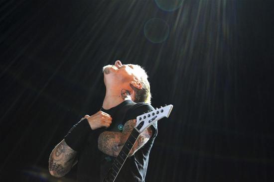 Müzik dünyasının yaşayan efsanelerinden Metallica grubu Rock in Rio müzik festivalinde sahneye çıktı. Grubun gitaristi James Hetfield konser sırasında objektife böyle takıldı.