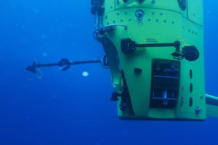 Denizaltısında 11 kilometre derinlikteki basınca dayanıklı k&uuml;&ccedil;&uuml;k bir stereoskopik kamerası da bulunan Cameron, burada ge&ccedil;irdiği s&uuml;re zarfında 3 boyutlu bir belgesel i&ccedil;in &ccedil;ekim yaptı, bilim adamları i&ccedil;in numune topladı.