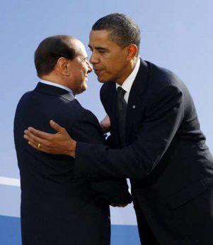 G-20'de Obama'nın, çapkınlıklarıyla tanınan Berlusconi'yi karşılaması İngiliz basınında espri konusu oldu. Silvio, first lady'yi görünce ellerini iki yana açıp harika imasında bulununca Obama'nın yüzü asıldı.