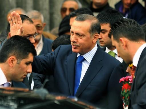 Başbakan Recep Tayyip Erdoğan eşi Emine Erdoğan ile birlikte kayınpederinin mezarını ziyaret etti.