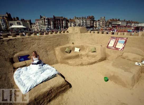 <p><strong><span style="color: #0000ff;">The Sand Hotel</span></strong></p>
<p>Yapımında bin ton deniz kumu kullanılan otel İngiltere'nin Dorset Plajı'nda bulunuyor.</p>
