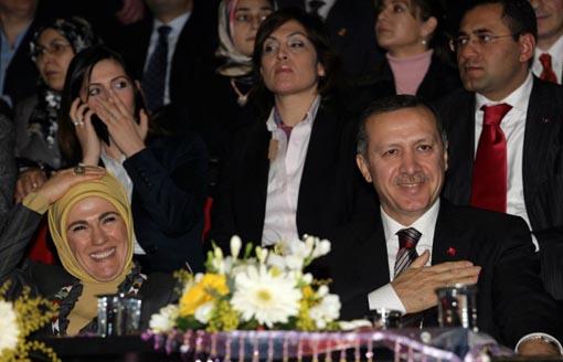 ''Arkadaşlarımız görevlerini iyi yapmışlar mı?'' sorusu üzerine Başbakan Erdoğan, ''Gayet güzel. Bu hazırlığınız da güzel, ama yer de güzel değil mi?'' diye sordu.