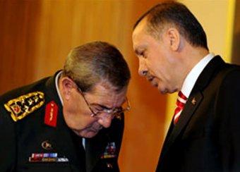 <p><strong><span style="color: #0000ff;">YAŞAR BÜYÜKANIT: Bir tek Dolmabahçeyi konuşmadı <br /><br /></span></strong>Şemdinlide Seferi Yılmaza ait Umut Kitabevinin 9 Kasım 2005te bombalanmasıyla ilgili tutuklanan Astsubay Ali Kaya için Tanırım, iyi çocuktur diyen Yaşar Büyükanıt, ülkenin bir kesimince 30 Ağustos 2006 bir an önce gelse de göreve başlasa diye anılan bir isim oldu. Hükümete karşı yumuşak tavrı nedeniyle Özkökü hep hedef tahtasına koyan bu kesim, Büyükanıta adeta kurtarıcı muamelesi yaptı. Bunun iki nedeni vardı.</p><br>
<p>Birincisi 1999dan 2004e kadar eylemlerine ara veren PKK, ABD işgaliyle Kuzey Irakta oluşan otoritesizlikten faydalanarak eylemlerine yeniden başlamıştı. Büyükanıt, 21 Şubat 2008de TSK birliklerini karadan Kuzey Iraka soktu. Ancak zorlu kış koşullarında sekiz gün süren operasyondan sonra, muhalefet ABD izin vermedi, TSK çekildi açıklamaları yapmaya başladı. Büyükanıt, başarısızlıkla suçlandı. <br />İkincisi ise, laiklik karşıtı eylemlerin arttığı inancıydı. Hükümetin Büyükanıtı istemediği söylentileri de had safhadaydı. Cumhurbaşkanı Ahmet Necdet Sezer, Büyükanıtı 1 Ağustos 2006daki YAŞtan dört gün önce göreve atadı.</p><br>
<p>Büyükanıtın dönemindeki en kritik olay ise Cumhurbaşkanlığı seçimiyle ilgiliydi. Askerler, eşi türbanlı bir ismi istemiyordu ve Büyükanıt 12 Nisan 2007 günü Sözde değil, özde laik bir cumhurbaşkanı istiyoruz dedi. 27 Nisan günü ünlü e-muhtırasını yayımladı. Hükümet sert bir karşılık verdi. Başbakan Erdoğan ile Büyükanıt 4 Mayıs 2007de Dolmabahçe Sarayında görüştü, ancak iki taraf da içeriği sır gibi sakladı. 22 Temmuz 2007de AKP; Müslüman cumhurbaşkanı seçtirmiyorlar sloganıyla yüzde 47 oy aldı.</p><br>
<p>Göreve gelmeden önce laik kesimin umudu haline gelen Büyükanıt, AKPye iktidarı altın tepside sunmakla suçlandı. Sürekli açıklamalarıyla basını malzemesiz bırakmayan Büyükanıt, bir tek Dolmabahçe görüşmesi konusunda konuşmadı.</p>