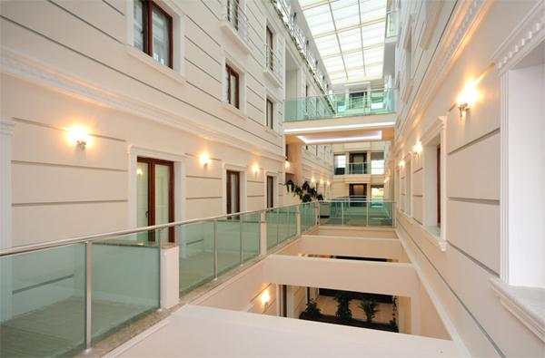 Dünyada ilk kez uygulanan bir model ile yurt klasmanında çıtayı yükselterek 5 yıldızlı otel konforunda hizmet veren Kampüsaray, öğrencilere özel banyo, tuvalet, buzdolabı,televizyon ve telefonu olan farklı oda seçenekleri sunarken, yüzme havuzu, sauna, bilardo ve spor salonu gibi yurtlarda alışık olmadığımız çeşitli aktivitelerden de ücretsiz olarak yararlanma imkanı sağlıyor. Adan Zye bir öğrencinin ihtiyacı olan her şeyin sağlandığı bu lüks yurtta özürlü öğrenciler içinde çift asansör ve özel banyolar gibi detaylar da yer alıyor.