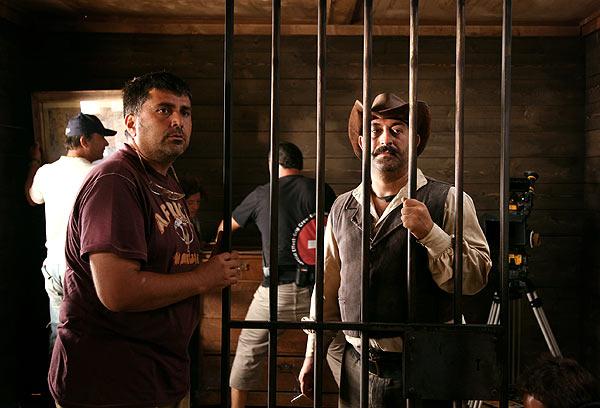 Türkiye'nin gelmiş geçmiş en komik ve en üretken sanatçısı olma yolunda dev adımlarla ilerleyen Cem Yılmaz'ın Yahşi Batı filminden ilk 34 kare yayınlandı.