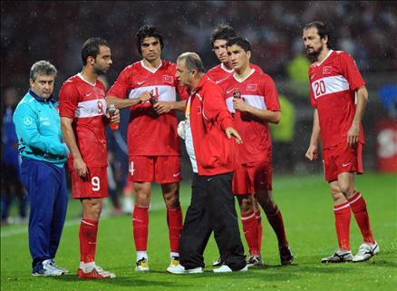 Türkiye hazırlık maçında Fransa ile karşılaştı. 10 kişi tamamladığımız maçta İbrahim Üzülmez'in kendisini sollayan Anelka'yı indirmesi sonucu kazanılan penaltıdan Benzema'nın golü skoru belirledi..