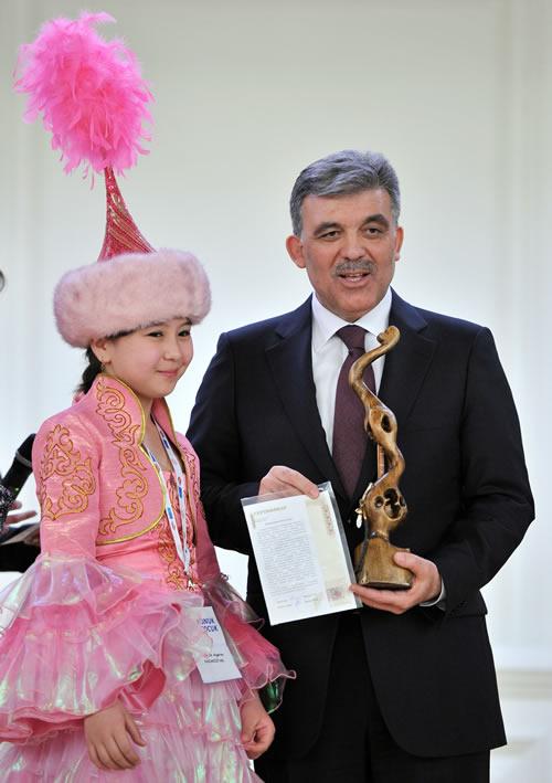 Cumhurbaşkanı Abdullah Gül, TRT 33. Uluslararası 23 Nisan Çocuk Şenliği'ne katılan çocuklardan oluşan heyeti Çankaya Köşkünde kabul etti. Kabulde yaptığı konuşmada Cumhurbaşkanı Gül, 23 Nisan Çocuk Şenliği ve ortaya çıkan coşku nedeniyle TRTye teşekkür etti.