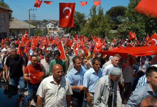 Hakkari'nin Çukurca ilçesi kırsalında geçen hafta PKK'lı teröristlerin döşediği mayının patlaması sonucu yaralanan, şehit er Oğuz Kır'ın cenazesi Kocaeli'nin Kefken köyünde toprağa verildi.