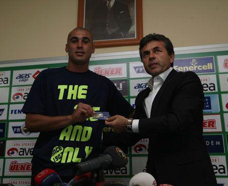 Fenerbahçe, Sivasspor'dan transfer ettiği savunma oyuncusu Fabio Alves Da Silva (Bilica) ile 3 yıllık sözleşme imzaladı. Bilica, Fener'i kariyerinin doruk noktası olarak gösterdi.