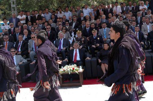Cumhurbaşkanı Abdullah Gül, Bitlis'in düşman işgalinden kurtuluşunun 93. yıl dönümü dolayısıyla düzenlenen törenlere katılmak üzere geldiği şehirde sevgi selinin ortasında kaldı