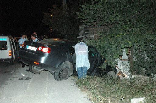 Adapazarı'nda ehliyetsiz ve alkollü kadın sürücünün otomobili bir eve çarptı. Çöken duvarın altında kalan baba ve 9 yaşındaki kızı öldü, eşi ve 3 yaşındaki oğlu yaralandı.
