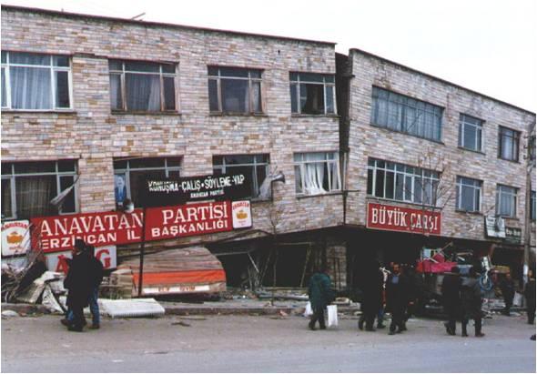 13 Mart 1992 - Erzincan: Erzincanla birlikte Tunceli'yi de vuran bu deprem, 6,8 büyüklüğündeydi. Depremde 653 kişi yaşamını yitirdi. Yaralı sayısıysa 3 bin 850 olarak belirlendi.