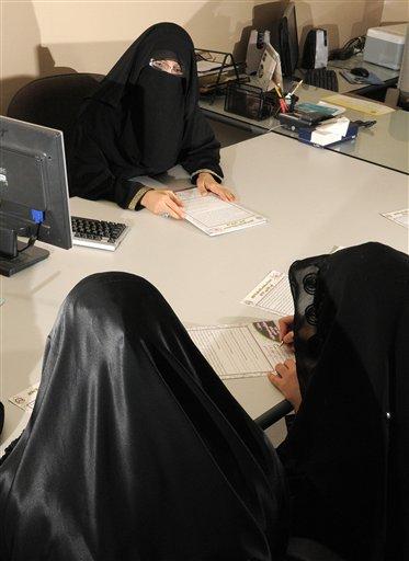 Suudi Arabistan'da kadınlar arasında İffet Güzeli yarışması düzenleniyor. Yarışmayı organize edenler arasında, ülkedeki kadınlar arasında dini bilgisi nedeniyle takdir edilen Khadra al Mubarak bulunuyor.