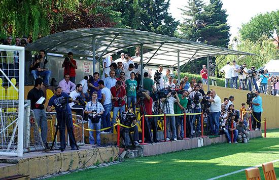 Sarı-Kırmızılı kulübün yeni teknik direktörü Frank Rijkaard sezonun ilk antrenmanı için Florya Metin Oktay Tesisleri'nde sahaya çıktı.