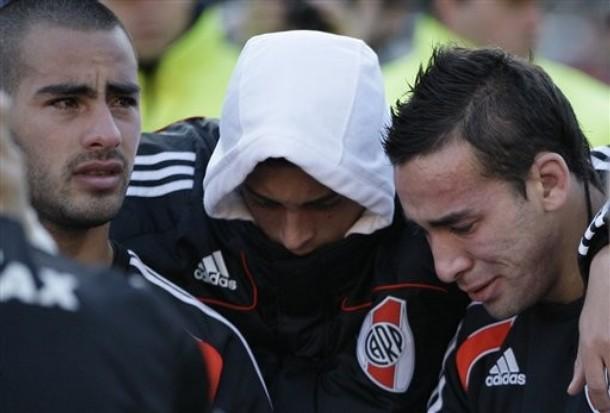 TARİHİNDE İLK KEZ!
Arjantin'in açık ara en çok şampiyon olan, en çok seyirci ortalamasına sahip takımı, Milyonerler lakaplı River Plate, 76.000 kişilik Monumental'de çıktığı tarihinin en kritik maçında, alt ligden rakibini yenemeyip unutulmayacak bir hüsran yaşadı! Arjantin Ligi'nin en çok şampiyonluk yaşayan takımı olan River Plate tarihinde ilk kez küme düşerken; 2. Lig takımı Belgrano da 1. Lig'e çıkmayı başardı. Böylece Arjantin'de küme düşmeyen takım sayısı da artık 2'ye indi: Boca Juniors ve Estudiantes
