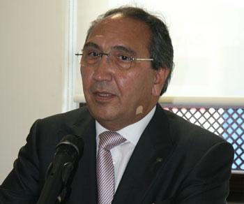 <p><strong><span style="color: #0000ff;">Ahmet Kamil Erciyas: </span></strong>Erciyas Çelik Boru Sanayi AŞ'nin (ERBOSAN) Yönetim Kurutu Başkanı Ahmet Kamil Erciyas, Kanlıca Koyu'nda yer alan ve 2009 yılında Ömer ve Suna Salur Çifti'nden 27 milyon TL'ye satın aldığı Hazım Atıf Kuyucak Yalısı'nda oturuyor.</p>