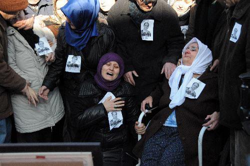 Bilecik'te dün meydana gelen tren kazasında yaşamını yitiren makinist Hikmet Koşay, memleketi Eskişehir'de gözyaşları arasında toprağa verildi. Evli ve bir çocuk babası Koşay için yıllardır görev yaptığı Eskişehir Tren Garı'nda düzenlenen törene TCDD Genel Müdürü Süleyman Karaman, Koşay'ın çalışma arkadaşları, öğretmen olan eşi Hülya Koşay, annesi Necmiye, babası Saadettin ve yakınları katıldı. (CİHAN/Mehmet Kuru)