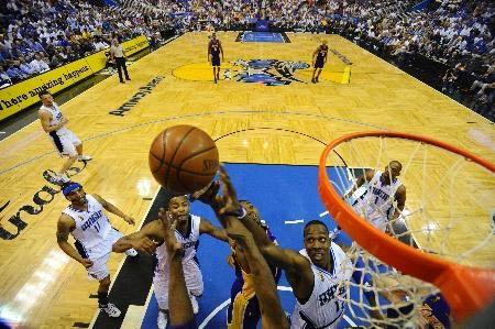 ABD Profesyonel Basketbol Ligi (NBA) final serisinde, beşinci maçta deplasmanda Hidayet Türkoğlu'nun da formasını giydiği Orlando Magic'i 99-86 mağlup eden Los Angeles Lakers, şampiyon oldu.