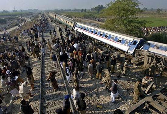 2005 - 13 Temmuz - Pakistan: Karaçi'nin 400 km kuzeydoğusundaki Gotki yakınlarında üç yolcu treninin karıştığı kazada 150 kişi öldü ve bin kadar kişi de yaralandı.