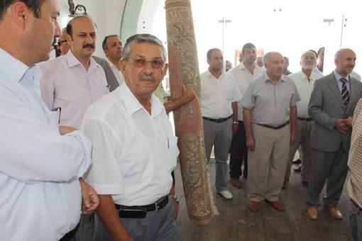 Halının mekanın otantik özelliğini bozduğunu belirten Vekil Gülle yerden kaldırılmasını sağladı ve mekanın özgün mimarisinin korunmasına özen gösterilmesini istedi.