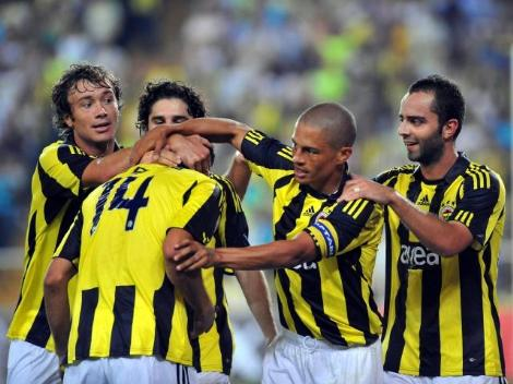 2004-2005'te 1. turda (D) grubunu 9 puanla 3. bitiren Fenerbahçe, Avrupa kupaları mücadelesini UEFA Kupası'nda sürdürdü.