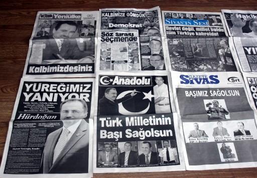 Büyük Birlik Partisi (BBP) Genel Başkanı Muhsin Yazıcıoğlu'nun memleketi Sivas'ta yas var. Gözü yaşlı Sivas halkı, işyerleri ve araçlarının camlarına Yazıcıoğlu'nun posterlerini astı ve karalara büründü.