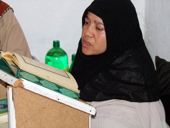 Kırıkkale'de 'Melek Rabia' olarak bilinen ve elleri olmayan Rabia Acar (30), ayakları ile ördüklerini satarak elde ettiği kazançtan öğrencilere burs veriyor.