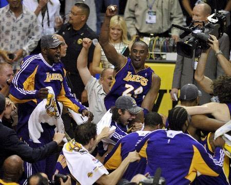 ABD Profesyonel Basketbol Ligi (NBA) final serisinde, beşinci maçta deplasmanda Hidayet Türkoğlu'nun da formasını giydiği Orlando Magic'i 99-86 mağlup eden Los Angeles Lakers, şampiyon oldu.