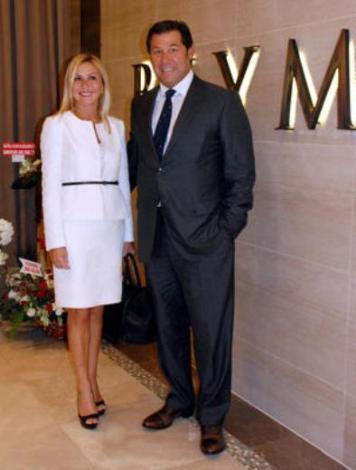 CEM-ÜMİT BOYNER!!!

Boyner Holdingin sahibi Cem Boyner ve eşi Ümit Boyner, Kanlıcadaki bir yalılarında yaşıyor. Yalısı ünlü sanatçı Sezen Aksunun hemen yanında yer alan Boyner çifti, Aksuyla komşu. Rahmi Koç, Halis Komili gibi Cunda Adasında yazlık sahibi olan Boynerler, tatillerini buradaki 200 yıllık yazlık evlerinde dinlenerek geçiriyor. Boyner çiftinin 50 dönüm arazi içinde konumlanmış 700 metrekarelik üç katlı bir yazlık evi, zeytinlikler arasında yer alıyor.