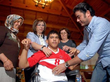 Başbakan Erdoğan, Nihat Kahveci'nin formasını Furkan Özhan'a gönderdi.