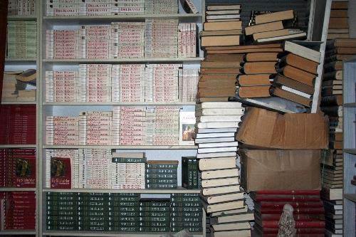 İzmir Emniyeti Güvenlik Şube Müdürlüğü ekipleri tarafından gerçekleştirilen operasyonda yaklaşık 20 bin adet korsan kitap ele geçirildi.