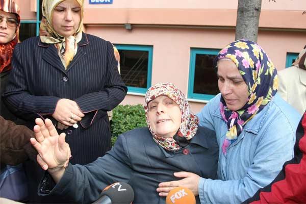 Evleneceği kızın babası tarafından vurularak öldürülen Ebubekir Karakaş son yolculuğuna uğurlandı. Karakaş'ın tabutunun üzerine yarın giymek için aldığı damatlık konuldu.