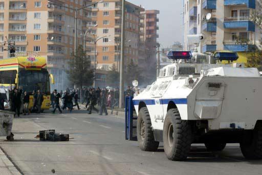 Terör örgütü elebaşının yakalanışının yıl dönümünü bahane eden bir grup, Diyarbakır, Batman, Hakkari, Mardin, Şırnak ve Mersin'de izinsiz gösteriler yaptı.