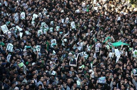 İran'da muhalif dini lider Muntazari'nin cenaze töreni yönetimi protesto eylemlerine dönüştü. On binlerce kişinin katıldığı cenaze töreninin ardından polisle reformcular arasında çatışma çıktığını belirtiliyor.
